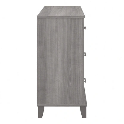 Commode grise texturée à grain de bois de style transitionnel