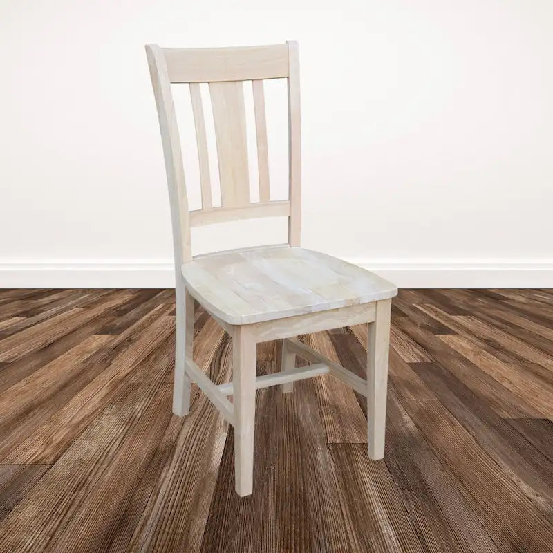 Chaises à dossier en bois massif, deux chaises par lot