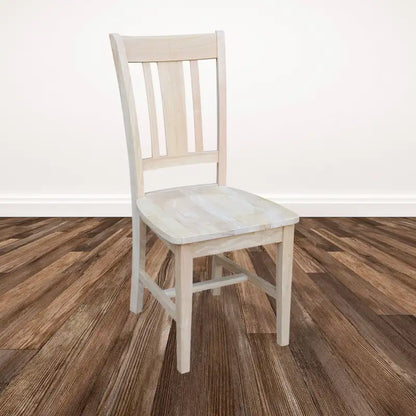 Chaises à dossier en bois massif, deux chaises par lot