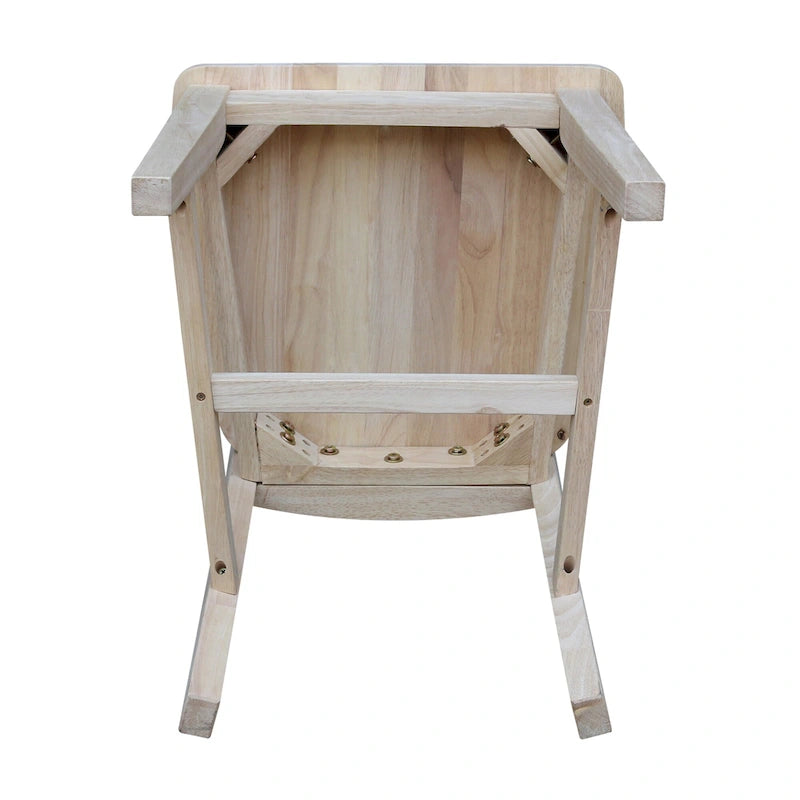 Chaises à dossier en bois massif, deux chaises par lot