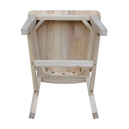 Chaises à dossier en bois massif, deux chaises par lot